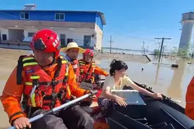 消防救援队伍筑起坚不可摧的橙色“大坝”图片