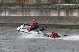 ​上海水警开展苏州河水域应急救援综合演练图片