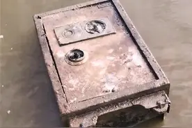 男子在江心发现生锈保险箱引网友关注，当事人和警方已联系上失主图片