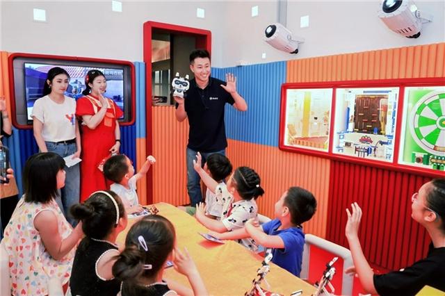 AI启蒙走进了火锅店，猿编程与海底捞携手打造儿童乐园
