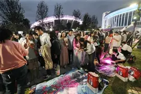 场内八万人，场外十万人！周杰伦上海开唱人从众，阳台位都来了……现场两人被拘！图片