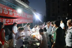 送健康进社区！济南这场"健康夜市"义诊把便民服务送到家门口图片