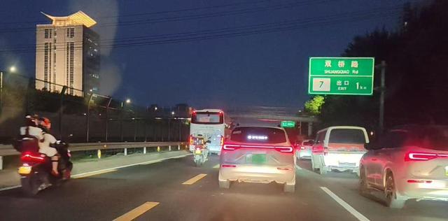 晚高峰的京通快速路，半小时内经过30多辆摩托车，多数违法