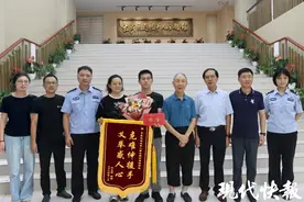 老人深夜倒地不起，南京老兵暖心搀扶图片