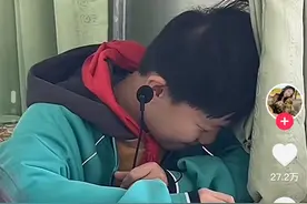 专治“话痨”！00后女教师给爱说话的学生戴上小蜜蜂，网友：请打开麦克风交流图片