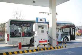 加氢、充电、光伏发电 加油站缘何“变身”综合能源服务站？图片