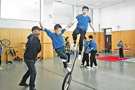 宁夏一所学校开设杂技表演“娃娃班”图片