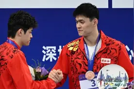 孙杨800米自由泳退赛，今晚与潘展乐、汪顺决战200米自由泳图片