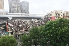 武汉一地铁线疑因“钉子户”改线：花5亿元拆迁一半后复建两栋楼图片