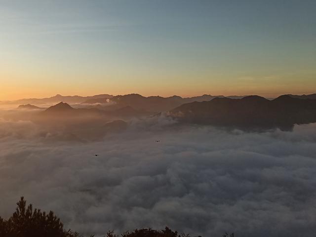 岳西牛草山清晨现美丽云海日出