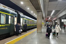 深夜抵郑如何回家？郑州站加强路地联动，做好夜间旅客接驳交通图片