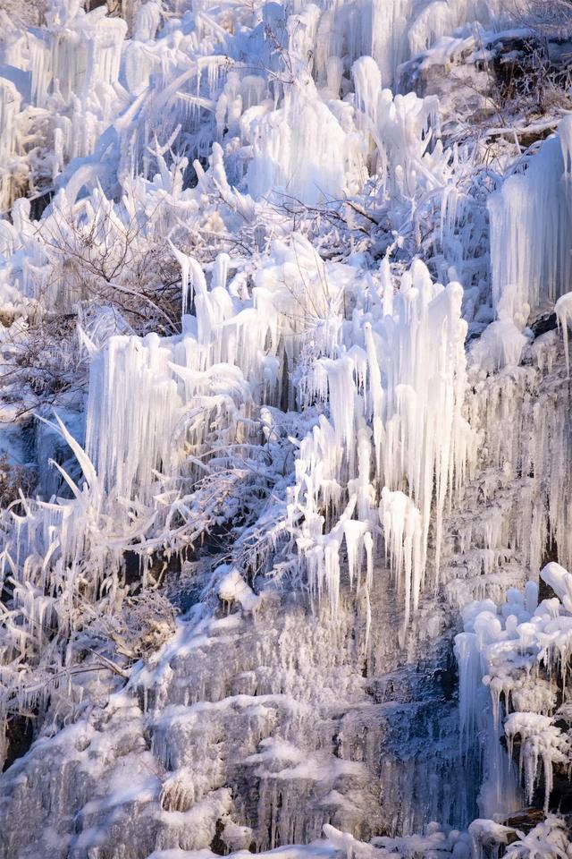 潭溪山“冻”真格了！今日实拍百米冰瀑惊艳成型，这个冬天等你赴约