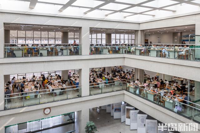 比景区更火！暑期青岛图书馆“一座难求”