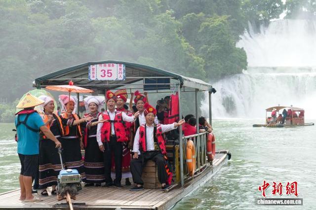 抓住暑假尾巴 中国首个跨境旅游合作区游人如织
