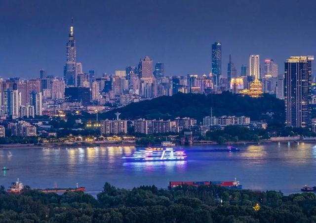 白天是南京，夜晚是金陵