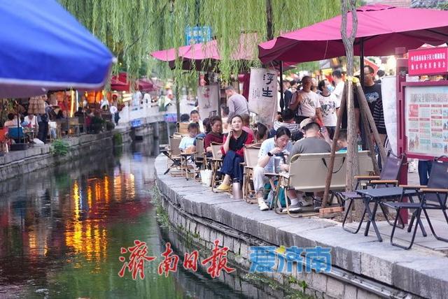 国庆首日，曲水亭街夜色璀璨醉游人