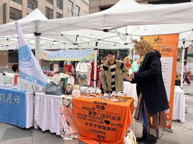 CBD限时步行街开街 二次元世界邀市民打卡