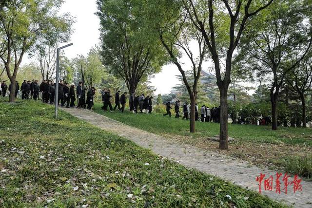 民众送别著名物理学家杨振宁