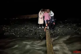 7名游客雨夜遇洪水被困川西高原河边，有女孩已高反 警方紧急搭便桥救援图片