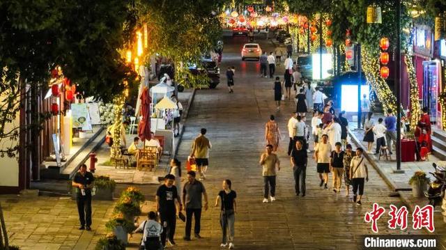湖北荆州：古城夜游人气旺