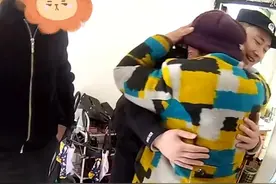 养老钱失而复得，八旬奶奶给民警大大的拥抱图片