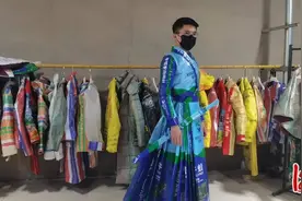 沧州小伙3个月用废弃编织袋自制60件服饰走红图片