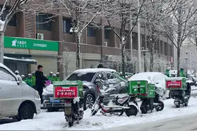 大雪下的武汉外卖员：车骑不动，步行配送，不少顾客主动道谢图片