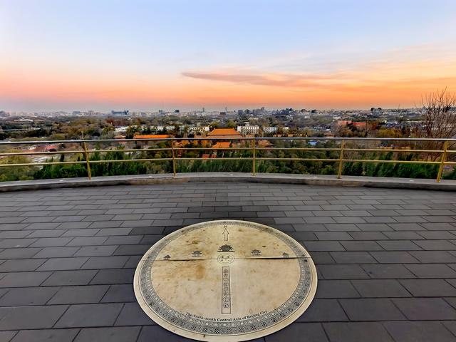 小雪节气限定浪漫！游人清晨登景山万春亭观美丽朝霞