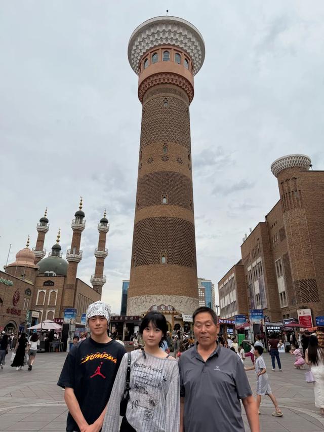 提前半个月自驾来新疆！这位新生说……​