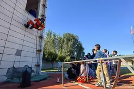 通州区潞城镇小记者团探秘消防救援站，看消防员展示“空中舞蹈”图片
