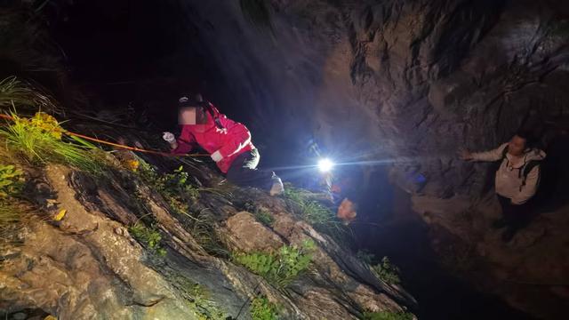 三名登山爱好者爬野山被困，蓝天队员连夜营救