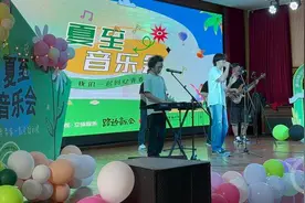 当流行乐队遇上养老院，老人们感觉“好开心”图片