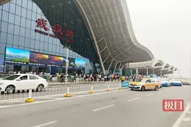 单日客流量达28.5万人次！武汉站8天迎客超213万人次，刷新单日最高客流纪录图片