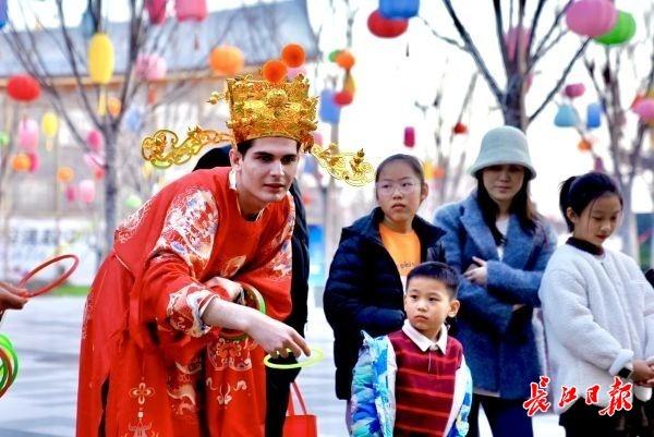 俄罗斯帅哥在甘露山文创城当“NPC”体验中国年