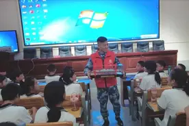 他是益阳安化人，海军服役16年，曾以央视记者身份随队6次跨越赤道图片