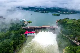 明明在下暴雨，为什么水库还要开闸泄洪？水利专家回应图片