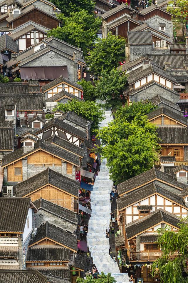 这些被遗弃的老地方，挤满了失落的年轻人