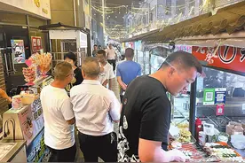 在昆明市率先完成1县25个免费摊区195个摊位规范设置 创新城市管理 升腾“石林烟火”图片