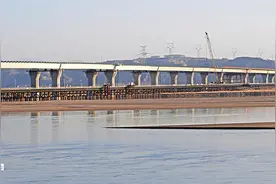 河南焦作：沁伊高速黄河特大桥建设正酣图片