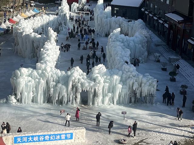 冰瀑飞悬雪趣浓 天河大峡谷奇幻冰雪节盛装迎客
