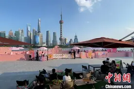 释放夏日多巴胺 数百平粉色沙滩“空降”上海北外滩图片