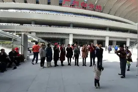 海报直击丨广州白云站正式通车，广州市民自发高歌一曲图片