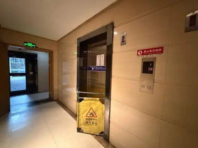 西安一小区电梯故障，男子疑因踩空坠落，业主称涉事电梯使用超10年，故障频发；多部门介入处置