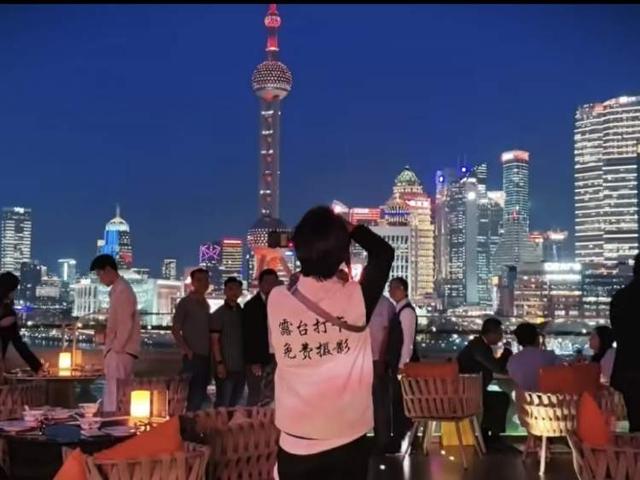 几十元团购一杯酒、周四女生免费...记者亲测：低成本也能上外滩露台欣赏绝佳景色丨精彩夜上海