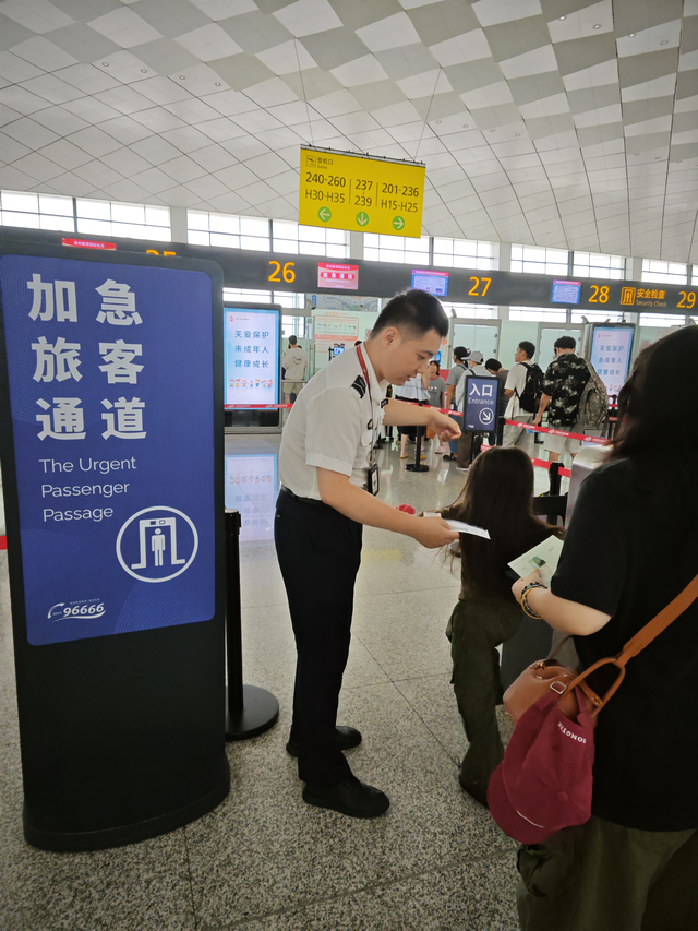 郑州机场暑运安检：小通道 安全桥 她平均每天蹲起600次
