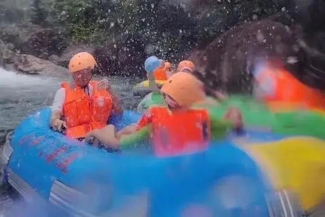 仅20分钟，漂流突变“泥石流”！在山里游玩时遇暴雨怎么办？