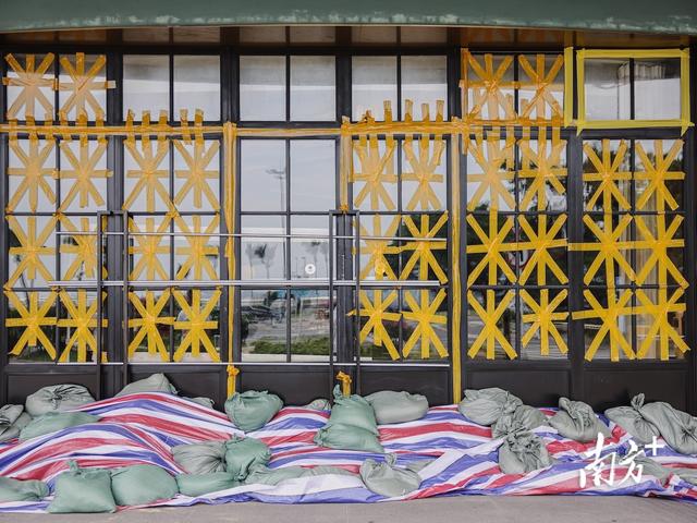 “桦加沙”过境后，珠海情侣路市民游客又多了起来｜一线直击
