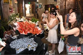 小龙虾、香菜制花束 “520”长沙趣味花店受捧图片