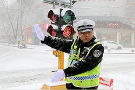 新一轮降雪来袭！万荣公安交警风雪中坚守图片