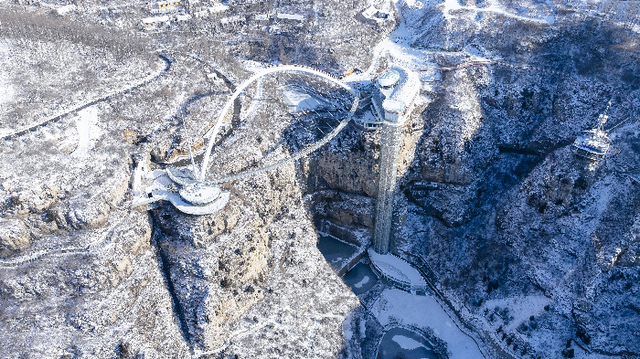 崖壁冰瀑！淄博潭溪山景区再现冬日胜景。